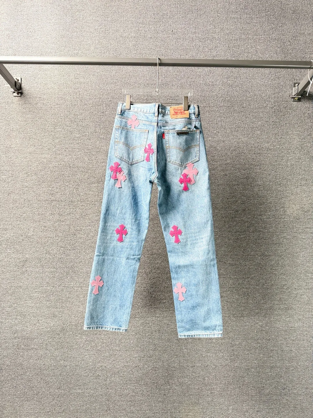P270 💰 (Top version) Chrome Hearts 25FW CH Blue Pants Pink Leather Cross Bamboo Jeans. It adopts patchwork elements, mostly in the shape of a cross, with glitter on the leather surface. Unique design, simple and elegant details, exquisite workmanship, neat lines of the entire trousers, and perfect details! It’s so cool. It’s a genderless trend that both men and women can easily control. Look for the correct version. Color: blue pants and pink leather. Size: 28-30-32-34-36 (corresponds to S-M-L-XL-XXL)